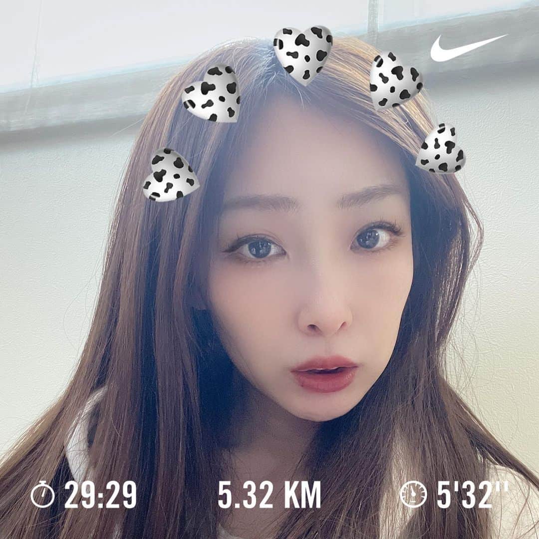 志摩夕里加のインスタグラム：「最近のRUN🏃‍♀️ 45分以上の有酸素運動が老化を進めるらしくて最近は5キロを30分ぐらいで走ってます👍 走らなくていいじゃん？って思うけど、スロージョギングで自律神経を整えてます😀 走った後は食べ物も美味しい🍺 #nikerunningclub #nikerunning #ランニング #ランニング女子」