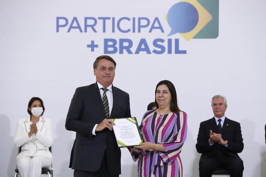 ジルマ・ルセフのインスタグラム：「O Presidente Jair Bolsonaro participou, na tarde desta segunda-feira (8), da cerimônia de lançamento do Portal Participa + Brasil. Objetivo do governo é criar  um canal de comunicação direto do cidadão com os órgãos que compõem o Poder Executivo Federal.  Fotos: Alan Santos/PR」