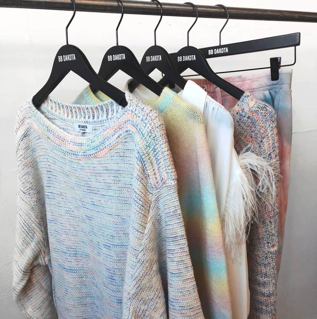 ビービーダコタのインスタグラム：「See the rainbow. Wear the rainbow. 🌈」