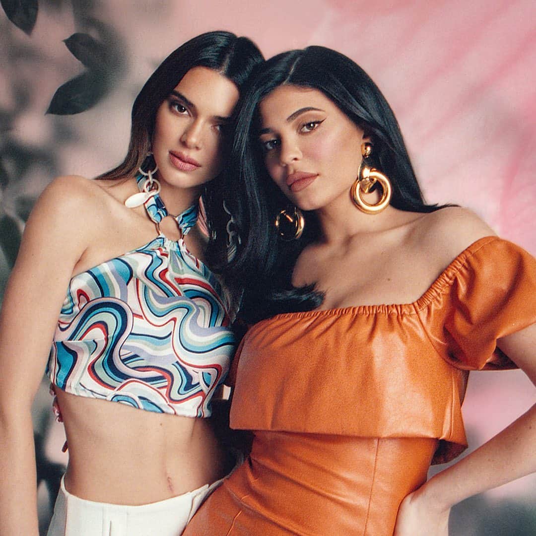 KENDALL + KYLIEのインスタグラム：「New spring handbags are now available @deichmann_schuhe ✨ Click the link in our bio to shop #kendallandkyliefordeichmann」
