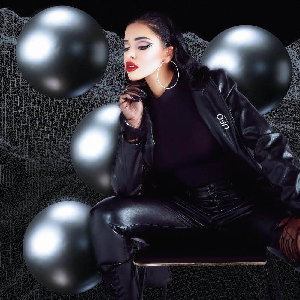 NISRINA SBIAのインスタグラム：「Stay tuned @ufo.world 🛸」