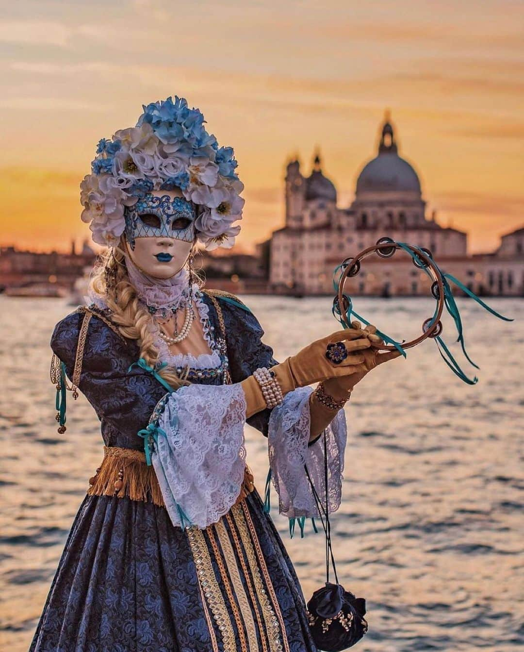 Instagramersさんのインスタグラム写真 - (InstagramersInstagram)「The carnival begins in Venice 📸 enjoy this photo by @geidiemme and @igersvenezia 🦹🏼‍♀️🌟✨ #igersvenezia #igers」2月9日 5時32分 - igers