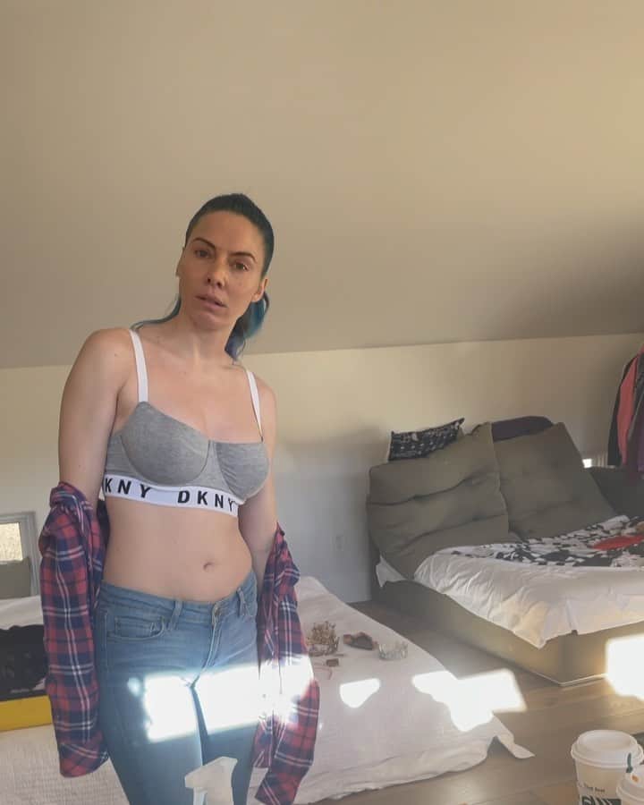 ウィットニー・カミングスのインスタグラム：「Video proof that I put a lot of effort into my hot fashions for @goodforyoupodcast. Can you guess who the guest is this week who I was in a full panic about my wardrobe for?」