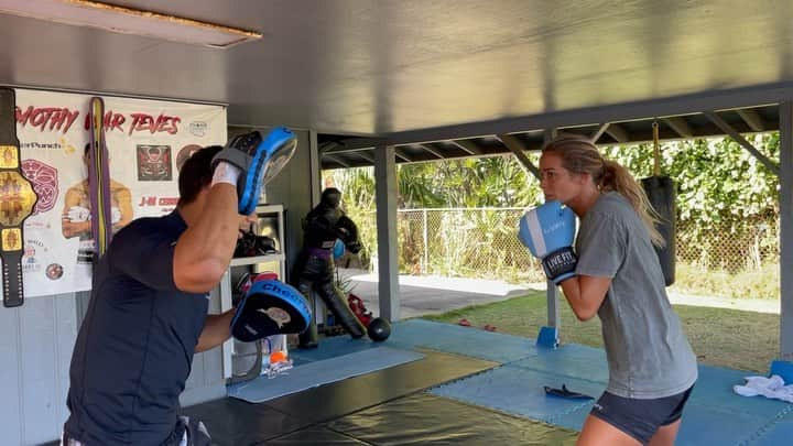 のインスタグラム：「Monday mood🥵starting off the week strong with @war_teves_mma⚡️ @live_fit_apparel 💥」
