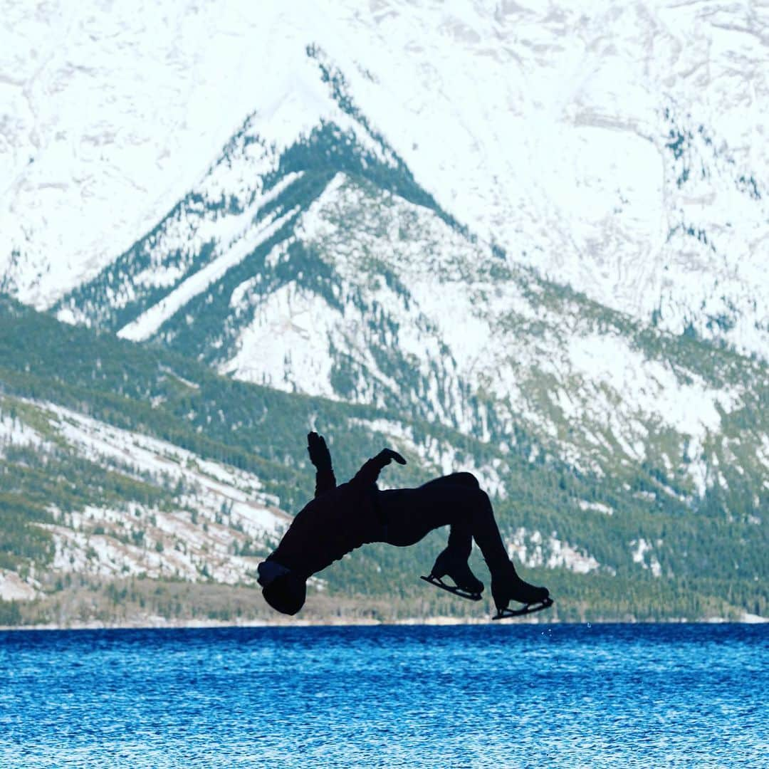 ヴォーン・チピアーのインスタグラム：「Walking on water is so 2000 and late! #auraskates #johnwilsonblades #alberta #banffnationalpark #lakeminnewanka」