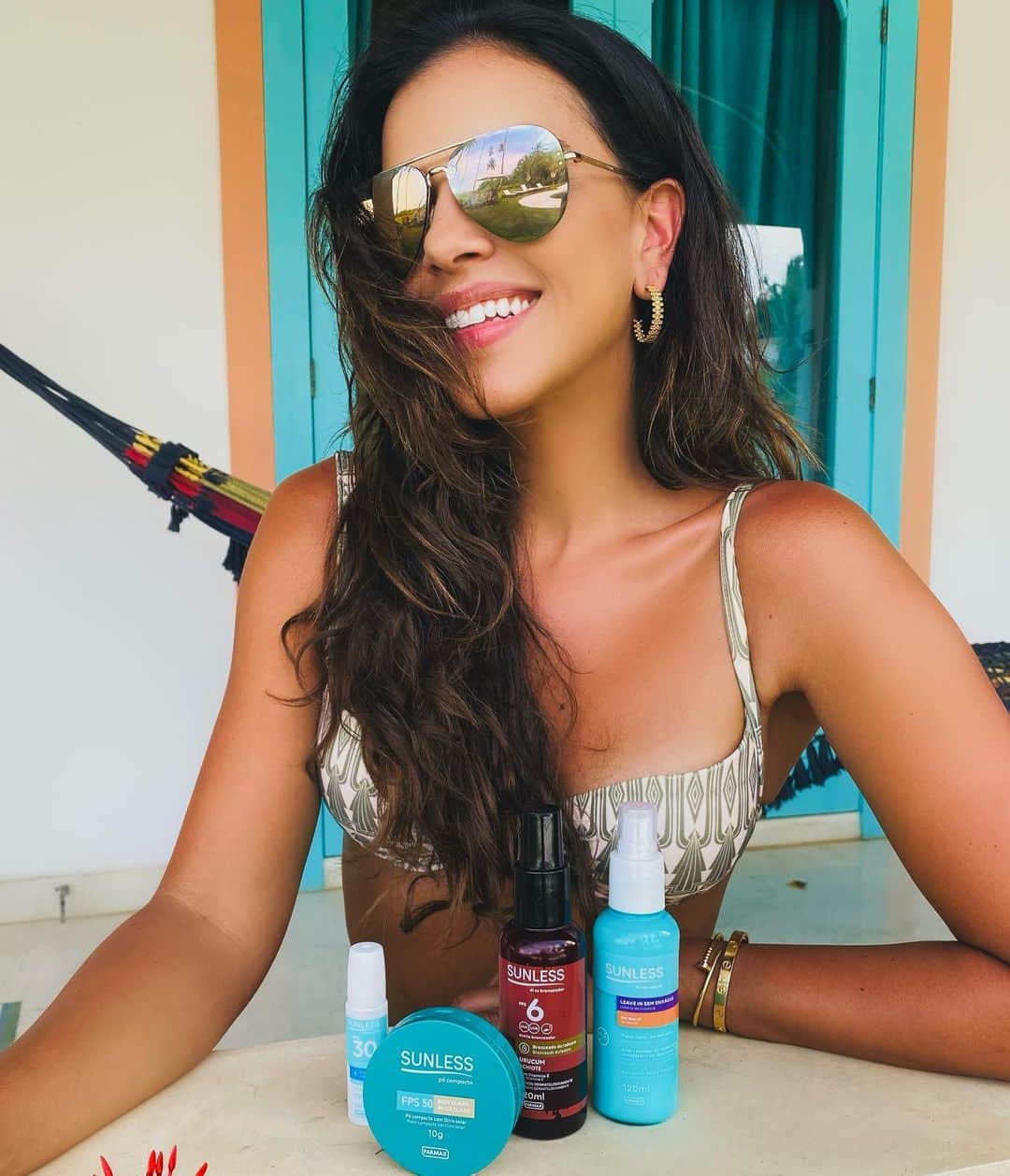 Mariana Riosのインスタグラム：「Gente, vocês que adoram viajar como eu, ai vai uma dica do que não deixar de levar na mala neste verão. Eu sempre levo comigo o meu combo de produtos da Sunless que me protegem contra os raios solares. Um dos meus queridinhos, como vocês já sabem, é o pó compacto FPS50 que pode ser utilizado como maquiagem enquanto protege a sua pele, tem também o protetor labial FPS30 que ajuda a prevenir as queimaduras solares, o Leave-in Capilar sem enxague e  o bronzeador de cenoura/urucum que eu amo e deixa um bronzeado lindo. Esse é o combo que sempre levo em minhas viagens. São todos muito fáceis de espalhar e tenho certeza que vocês vão amar! Pra quem quiser conhecer mais o os produtos é só entrar no perfil da @sunlessoficial e saber de todas as novidades.💙🌞 #sunless #omelhordosol #protecaosolar.」
