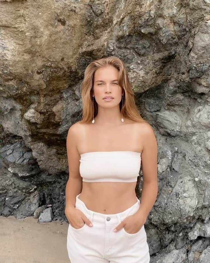 ストーミ・ヘンレイのインスタグラム：「A simple, more bronzed time lol」