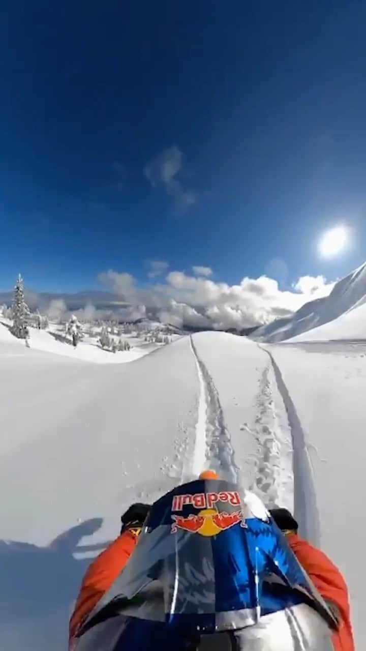 レッドブルのインスタグラム：「could it *be* any more beautiful? 😍  @dberrecloth takes us on a snowbike ride through these stunning snowy hillsides 🙌   #redbull #givesyouwiiings #snowbike #motorsports #snowbiking」