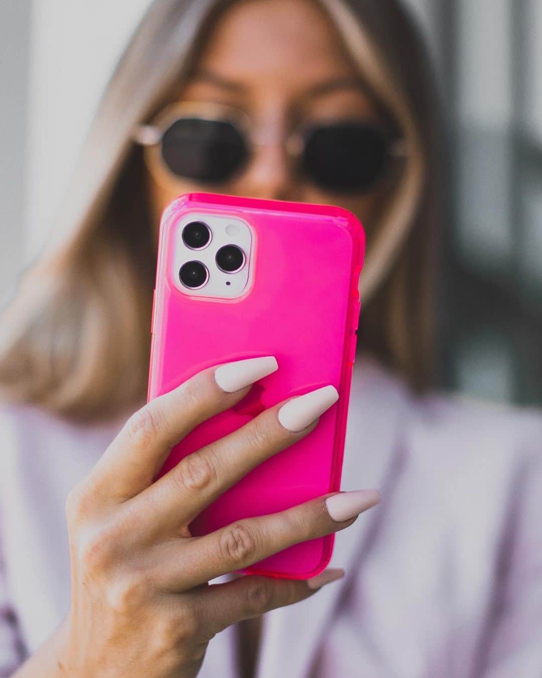 VELVETCAVIARさんのインスタグラム写真 - (VELVETCAVIARInstagram)「Hey Babes! We think you’re super hot! You deserve the hottest case out there, our Neon Pink Case! 💖🔥 Put yourself first and shop the link in the bio! #velvetcaviar」2月9日 6時00分 - velvetcaviar
