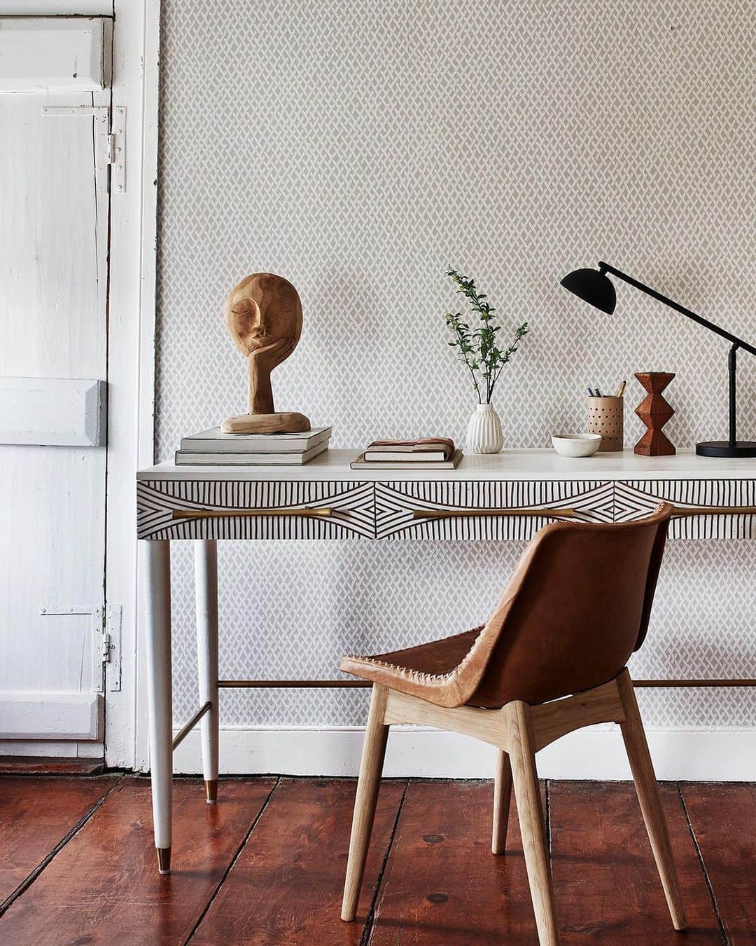 Anthropologieさんのインスタグラム写真 - (AnthropologieInstagram)「In an office this pretty, you can't help but explore your creativity 💡 Follow @AnthroLiving for the latest look at our new home collection...and shop these pieces and more at the link in our bio!」2月9日 6時01分 - anthropologie