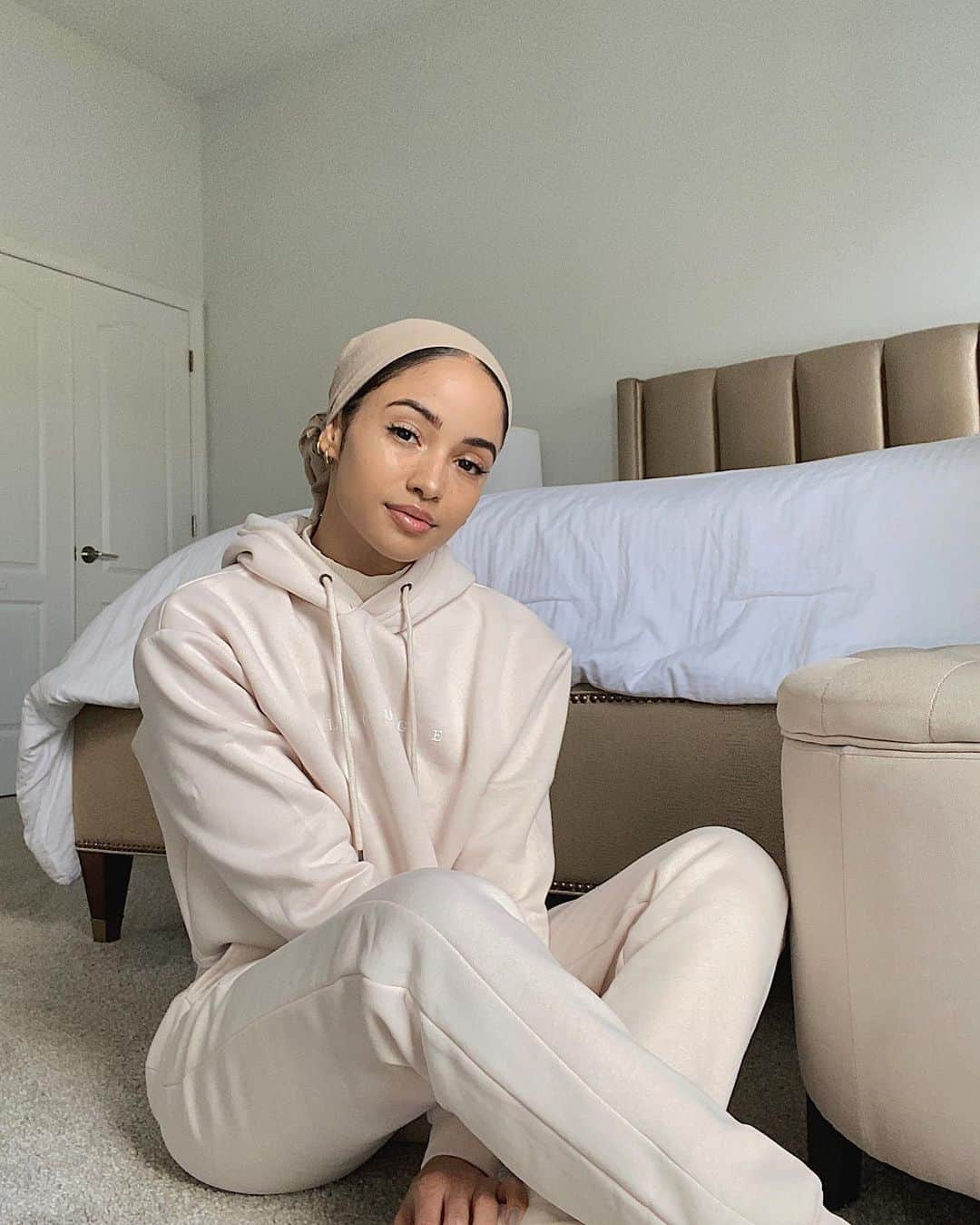 ケイラ・フィリップスのインスタグラム：「Cozy at home in my @loungeapparel 🤍」