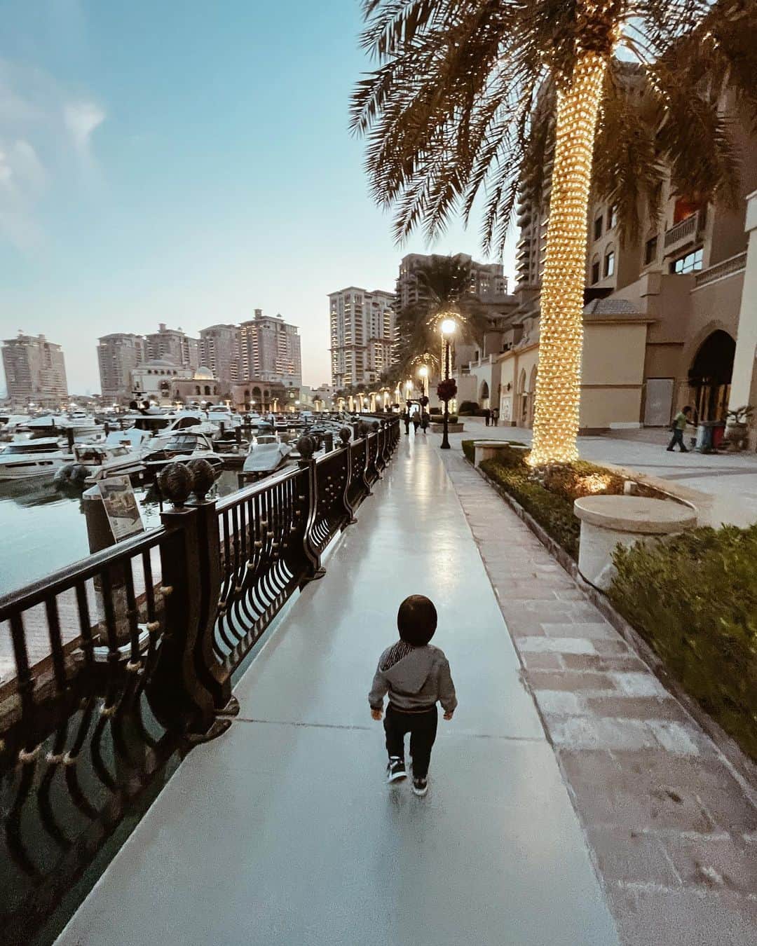 フェルナンド・ベルダスコのインスタグラム：「Walking around “The Pearl”」
