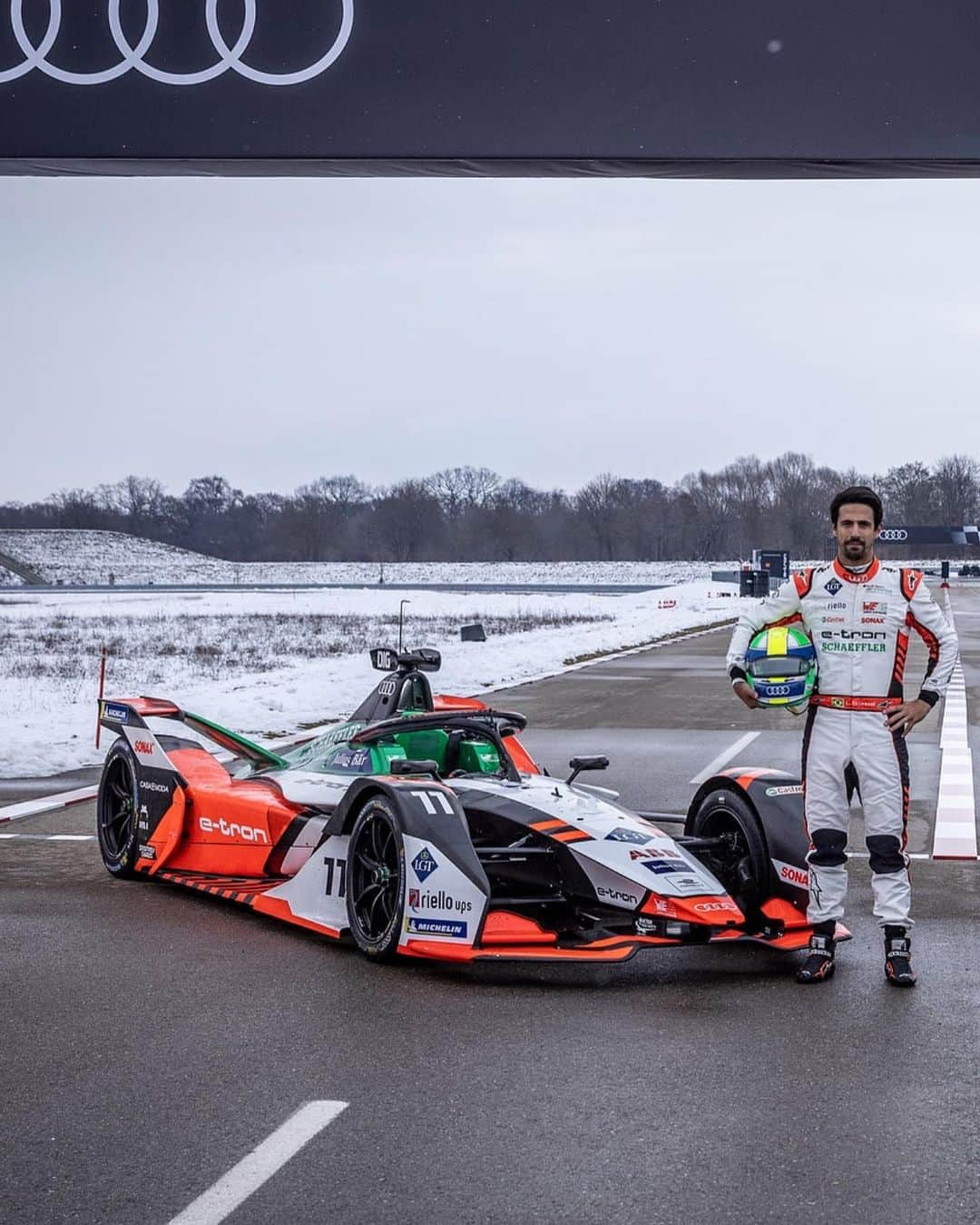 ルーカス・ディ・グラッシさんのインスタグラム写真 - (ルーカス・ディ・グラッシInstagram)「Me vs @NicoRosberg  Formula E vs RS e-tron GT  Who wins ? Only tomorrow at the Sprint of Progress.  —🇧🇷— Eu x #NicoRosberg  #FormulaE x #RSetronGT  Amanhã nos canais da @audiofficial  #FIAFormulaE #FormulaE #Electric #ElectricVehicle #Racing #Motorsport #futureiselectric #AudiSport #Audi #ElectricCar #EV #BellHelmets #audi #etron #rs #gt #etrongt #electric #ev #sportscar #motorsport #car #supercar #racing #cargram #supercarlife #supercars」2月9日 6時06分 - lucasdigrassi