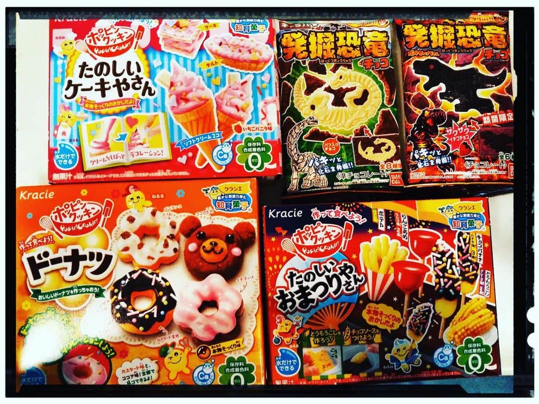 ホテルウィングインターナショナルプレミアム東京四谷のインスタグラム：「.  休みの日はおうち時間を楽しめるお菓子を購入し、子供達と楽しんでいます。 最近はバラエティに富んだお菓子が沢山あります。  作る過程も楽しく、味の再現も本物の様で美味しい。子供だけではなく大人もハ マります。 スーパーなどで手軽に購入出来るので、是非試してみてください。  #ホテルウィングプレミアム東京四谷 #ホテルウィング東京四谷 #ホテルウィング #hotelwinginternationalpremiumtokyoyotsuya  #四谷三丁目 #family  #お菓子作り  #ケーキ #ドーナツ #恐竜 #おまつり #おうち時間」