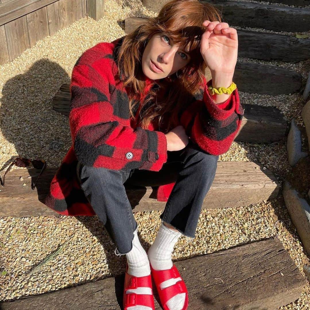 motherdenimのインスタグラム：「Sun In Our Eyes 🌞 The Hustler Ankle Fray in Sharing Secrets on @emlabowe」
