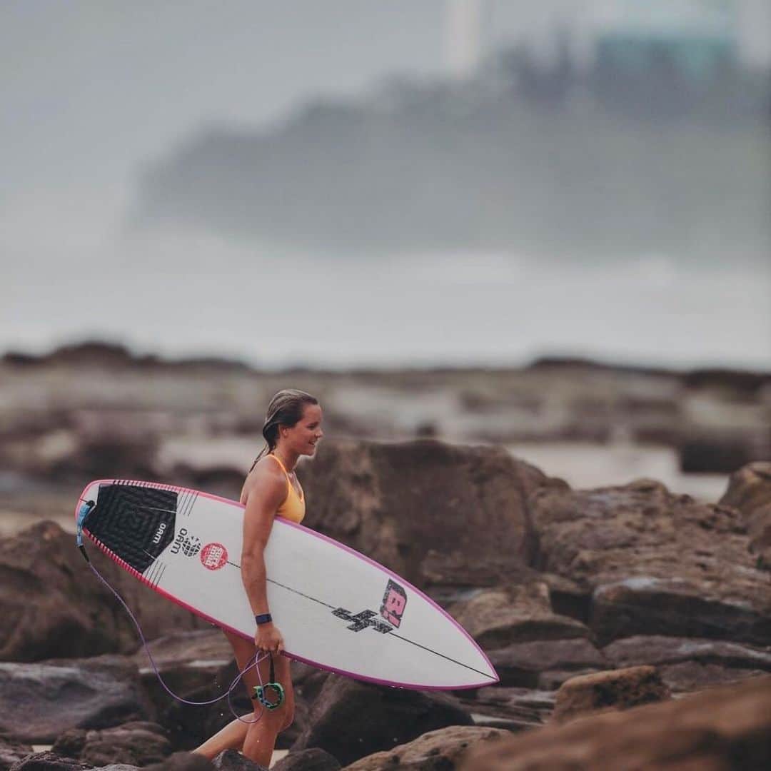 JOLYN Swimwearのインスタグラム：「Rainy day SURFS w @keelyandrew 🏄‍♀️🌊🌧 // #jolynaustralia 📸 @dancanphoto」