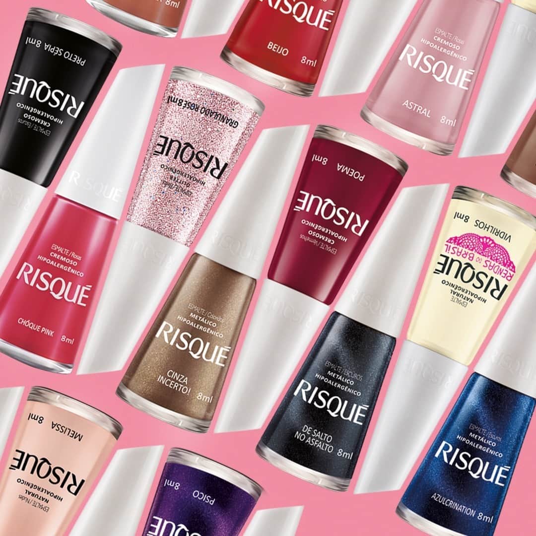 Risqueのインスタグラム：「Para a alegria das loucas por vidrinhos, temos mais de 100 cores para você usar uma a cada semana e não enjoar. Marque o @ de uma amiga e, se ela não te responder na hora, vai te dar 1 das mais de 100 cores de esmaltes hipoalergênicos de Risqué. 😉 ⠀ #TáNasNossasMãos #EsmaltesRisqué #RisquéOficial #RisquéRegular」