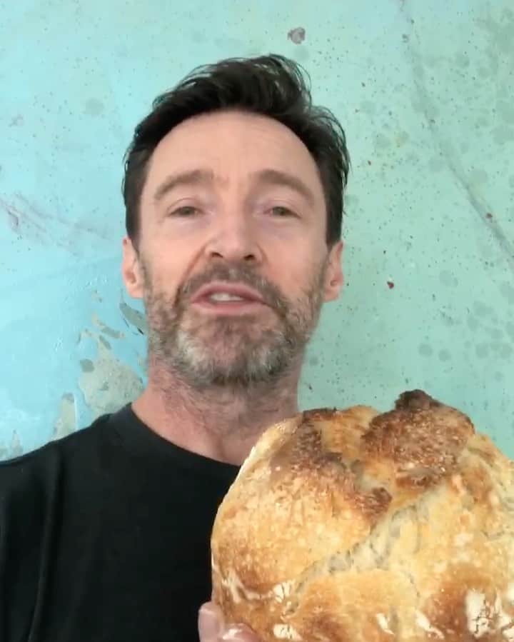 ヒュー・ジャックマンのインスタグラム：「Nominate someone who is ... a frontline worker, a teacher, a bus driver, etc. Tell me a bit about them and I will randomly select a few well deserved people to personally deliver my homemade sour dough bread. One big caveat - I am in NYC so they have to be too. I wish I could go anywhere but that’s not possible ... at the point! (All NYC Covid protocols will be strictly adhered to.)」