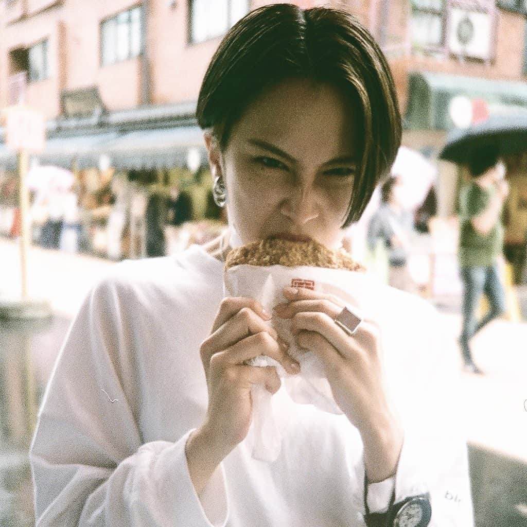 坂本澪香のインスタグラム：「坂本さん必要最低限生活を極めてしまい 写真がなくなっている状態…なので 過去ピクする。 食べ歩きしたいよ〜。」