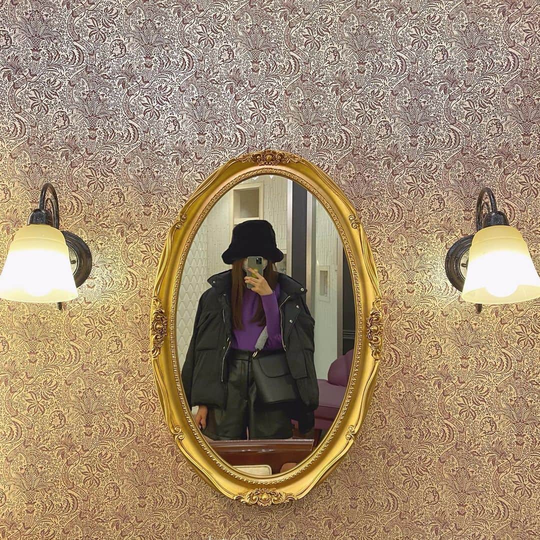 本島莉々果のインスタグラム：「﻿ ﻿ ﻿ こんなおしゃれな鏡お家にほしいな〜🪞﻿ ﻿ ﻿ ﻿ #鏡 #丸鏡 #鏡越し #ミラー #私服 #バケットハット #もこもこ #mirror #🪞」