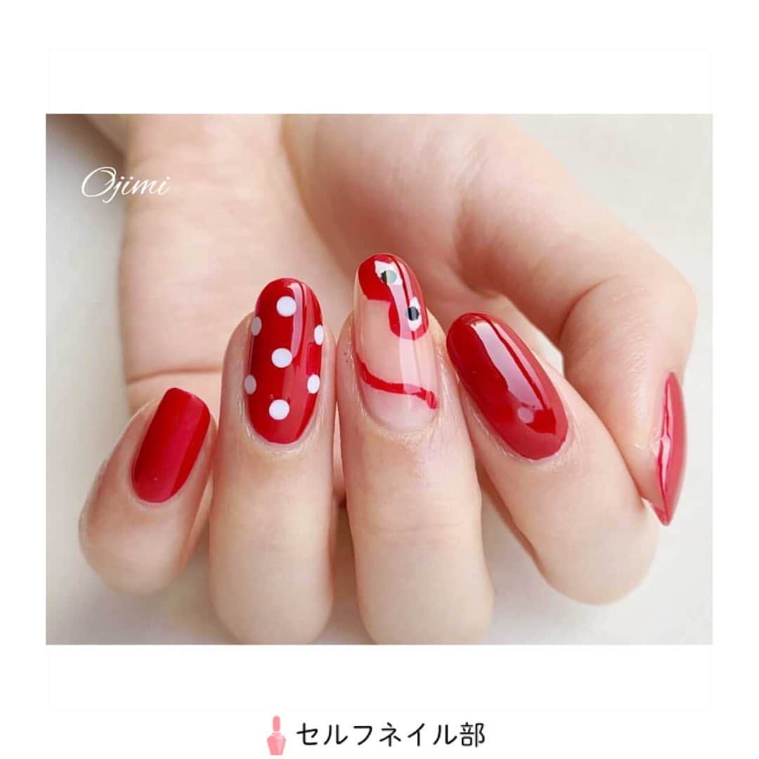 セルフネイル部 公式アカウントのインスタグラム：「(@ojimi_nail)さんの、﻿ 「ギャルソンネイル」を紹介します💅﻿ ﻿ ○howto﻿ ①中指以外に赤色のマニキュアを塗ります﻿ ②①が乾いたら薬指に白いホロをドット柄になるようにつけます﻿ ③中指の先にハートマークの上側のみを赤色のマニキュアで描き、爪の根元の方に赤い線を描きます。﻿ ④③が乾いたら目を描きます﻿ ⑤トップコートを塗って完成です﻿ ﻿ ○item﻿ ベース:﻿ @_squseme_ ﻿ シアーベージュ﻿ カラー:﻿ paネイルカラー﻿ S027 S049 S072﻿ トップコート:﻿ @orly_japan_official ﻿ セカンドライ﻿ @koji_honpo ﻿ クイッククリスタルコート⠀﻿ ﻿ ○point﻿ 中指のギャルソンのマークは元々手書き風なので、ネイルにしやすいです！完全に模倣できなくても、「あ！ギャルソンだ」と分かるので意外と簡単にできました！﻿ ﻿ #ネイル#ジェルネイル#ジェル#セルフネイル#セルフネイル部#フラワーネイル#セルフジェル#マニキュア#ポリッシュ#秋ネイル#セルフジェルネイル部#ほぼ100均ネイル#ネイルシール#100均ネイル#美甲#셀프네일#ポリッシュネイル#冬ネイル﻿ #nail#polish#selfnail#nailpolish#nails#japannail#nailart#instanail﻿」