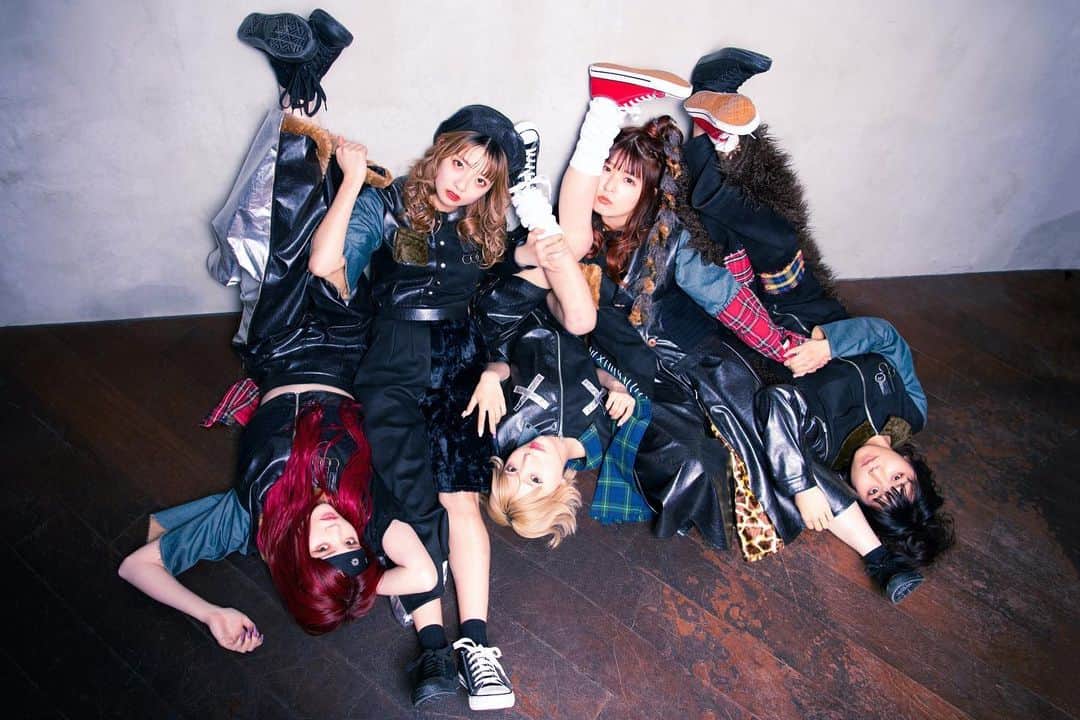 METTYのインスタグラム：「#PIGGS NEW VISUAL!!! photo&costume design @mettystudio  hair&make @misaki_works  costume pattern @atelier_living_art」