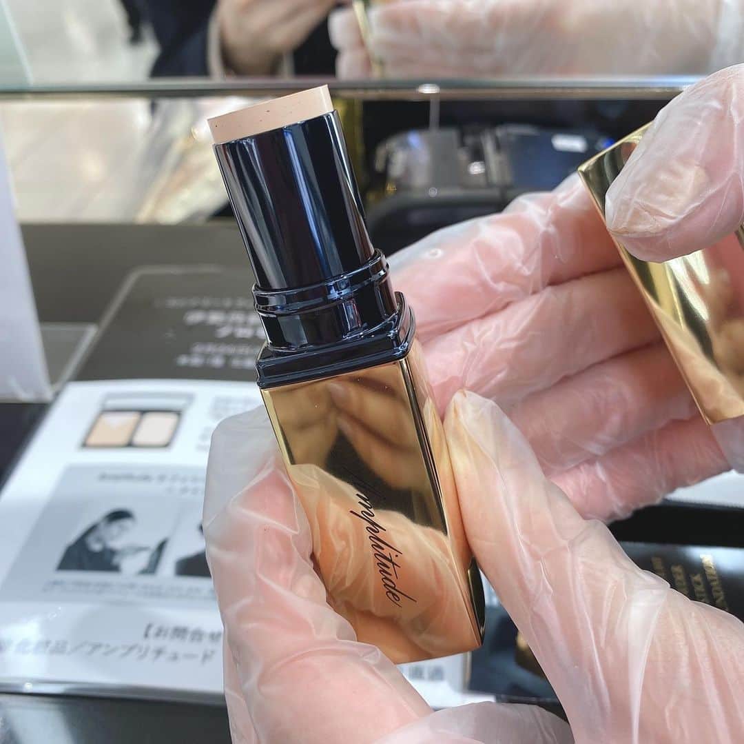 高村凛のインスタグラム：「NEW in💕cosme #アンプリチュード #amplitude   の  #スティックファンデーション   最近、シミとくすみが気になり 朝、忙しいから、パパっと塗れるファンデが欲しくて探しに来ました🥰  シルキーで、パウダー状に変化するから、お粉がいらないらしい🥰✨  試しにつけたらなかなか良かったです💕✨  しばらくはこれを愛用する予定✨❤️  #amplitude  #スティックファンデーション  #cosmetics  #デパコス購入品」