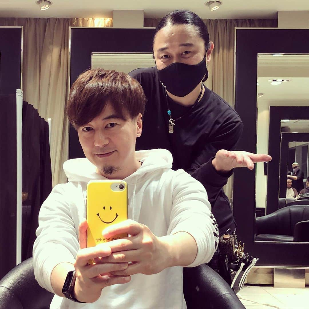 井上裕治さんのインスタグラム写真 - (井上裕治Instagram)「３か月弱ぶりに美容院💇🏻‍♂️ 頭が軽くなった！ 髪色も軽くなったぁ ジョニーさんサンクス🙆🏻‍♂️  #美容院 #ヘアカット   #guitar  #music  #awesome  #good  #nice  #love  #smile」2月8日 21時32分 - yuji_inoue_music