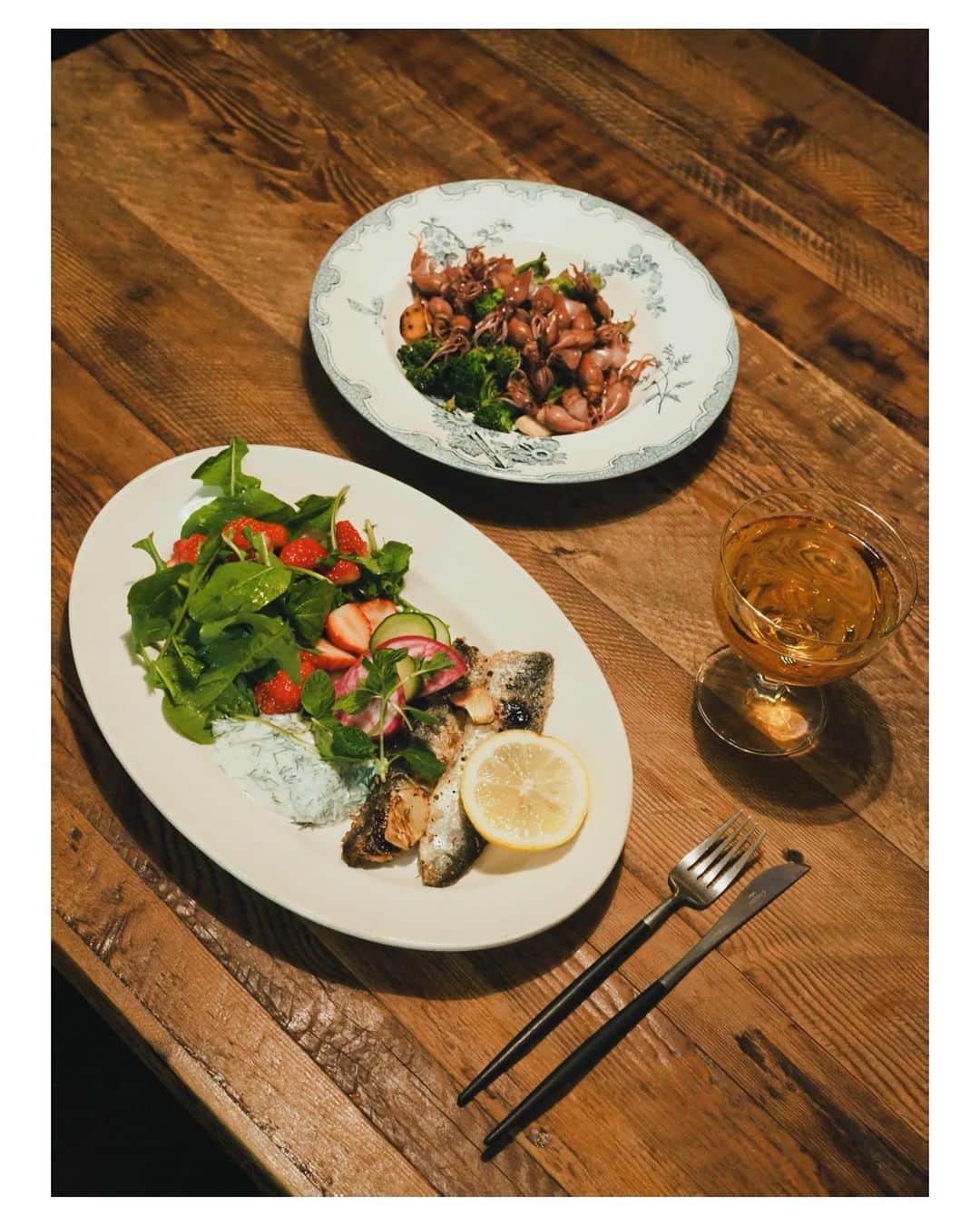 高山都さんのインスタグラム写真 - (高山都Instagram)「今夜はBistro miyako 風に👩🏻‍🍳 パリのビストロの賄い的な。 トルコ料理やスパイスをちょっと取り入れてみたら、こうなったって勝手な妄想シーンつき。 イワシの異国風ソテー フレッシュチーズとディルのソースで イチゴとルッコラのサラダ ホタルイカと菜の花の蒸し焼き このイワシがなかなか良くって、次のお仕事のメニュー考える試作としては、いい線いったなーと。 ディルはたくさん刻んで入れた方が魚と合う。 スパイスはクミンとコリアンダーにしたけど、もっと加えても良さそう。 IGTVに簡単な工程は残してます。 #みやれゴハン お皿は両方とも、パリの蚤の市で買ってきたもの。」2月8日 21時33分 - miyare38
