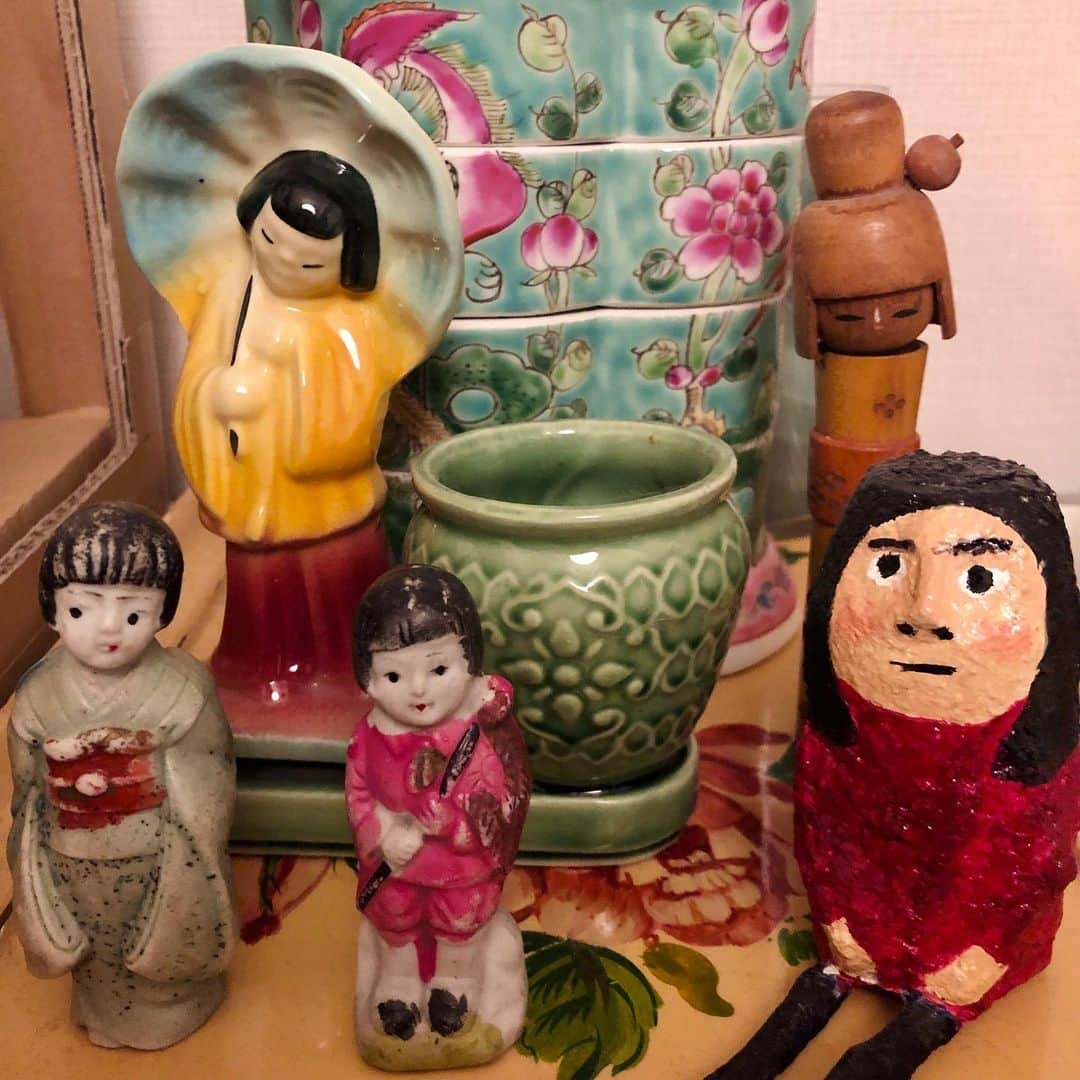 池田有希子さんのインスタグラム写真 - (池田有希子Instagram)「先日の骨董市でうちの子になったおかっぱちゃんと缶の入れ物です。おかっぱちゃんを見るとお家に連れて帰りたい衝動に駆られる。この子は、うまいこと塗り分けされてないけど愛国少女なのかな、旭日旗を抱えてるみたい。もっと楽しいものを持たせてあげるからね。お友達もいるよ❤️  #antique #antiquedoll #antiquemarket #vintagetin #bobhaircut #okappa」2月8日 21時34分 - yukikoikeda
