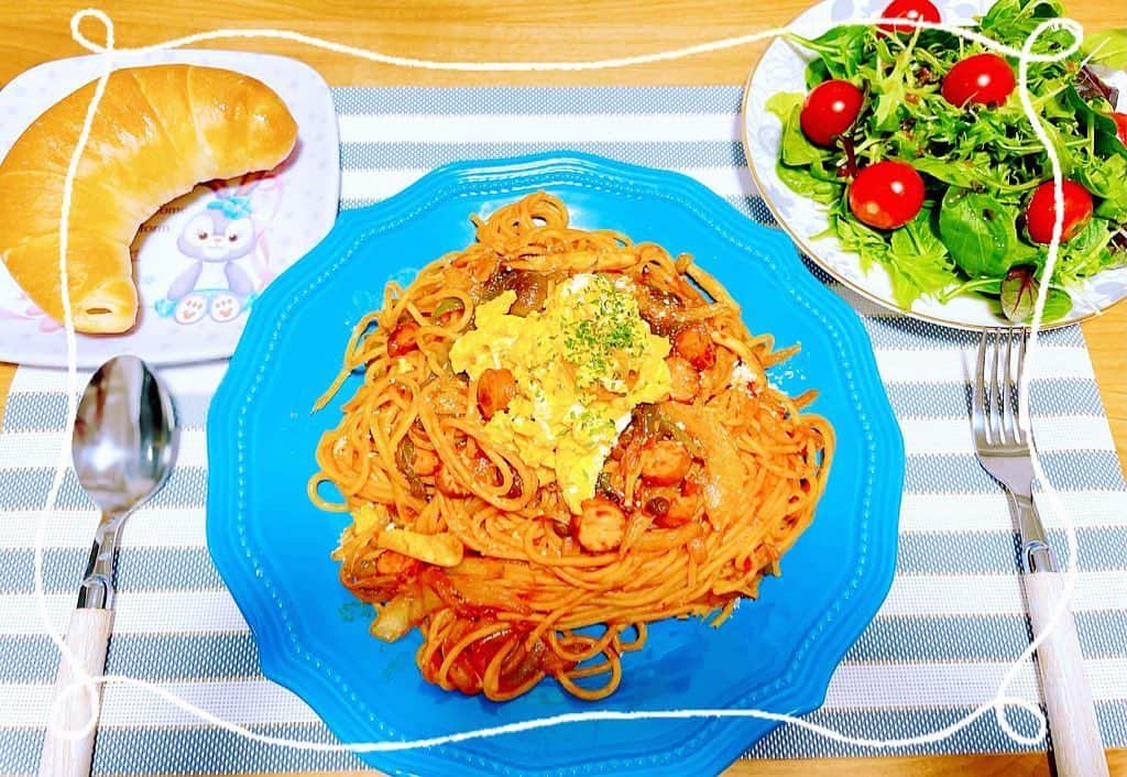 諏訪彩花のインスタグラム：「完っっっ全に食べすぎた٩(^‿^)۶パン屋さんの塩パン焼いたらパリパリもちもちでおいしすぎて感動したしたなり。 #ナポリタン」