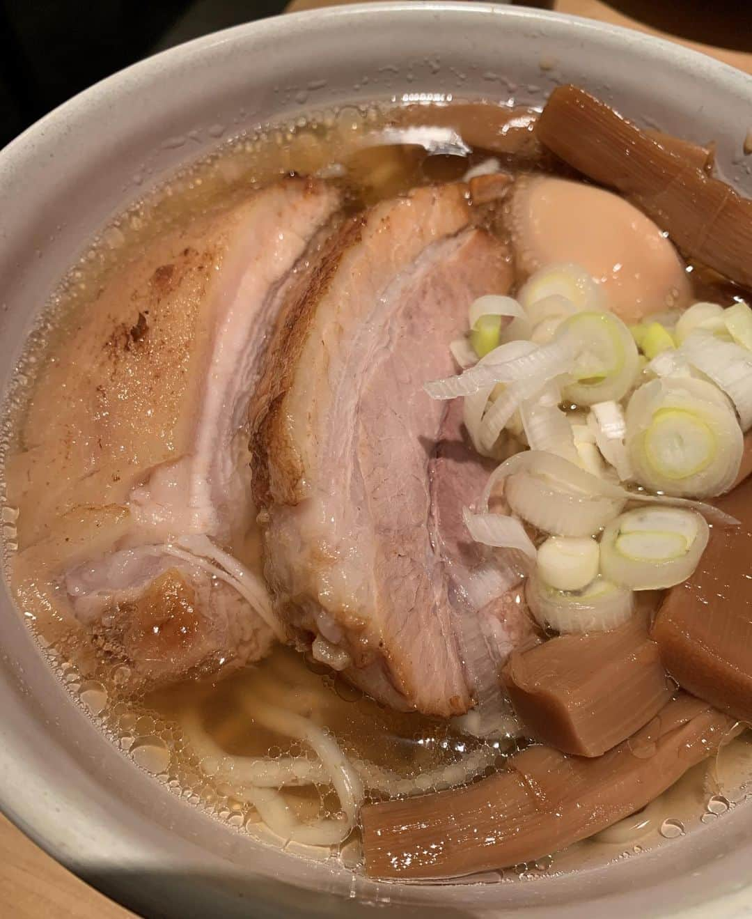 大橋未歩さんのインスタグラム写真 - (大橋未歩Instagram)「#人類みな麺類 というラーメン店のラーメンです☺️  今日番組で外せない具の話が出ましたが 私はやはり 焼豚なのです‼️  2枚にしちゃったし😂  ふかわさんが言ってた 白いネギものってます😂  #gojimu #らーめん  #二郎　久しく行ってないなあ、行きたいなあ」2月8日 21時46分 - o_solemiho815