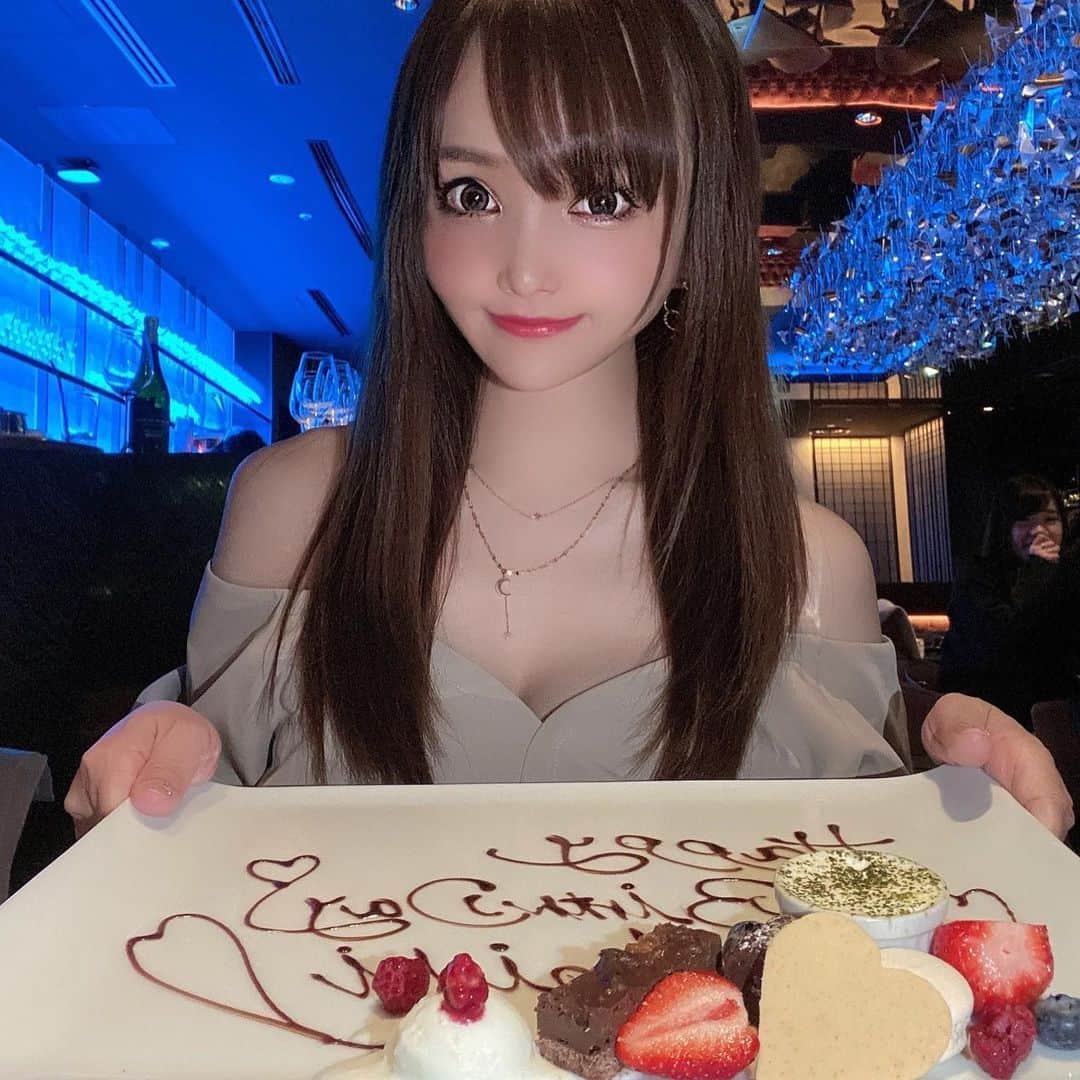 宇佐美あいりさんのインスタグラム写真 - (宇佐美あいりInstagram)「今年のお誕生日も家族で過ごしました☺️💓あいりんの大好きな鉄板焼きへ😋♬お店の雰囲気もあいりんの好きなオシャレな感じでした(ㆁωㆁ*)✨妹からプレゼント🎁でジルの可愛いコスメもらったよん💕ママ、妹よありがとう( ॣo̴̶̷̤ᴗo̴̶̷̤) ॣෆ⃛  #お祝い#誕生日#happybirthday#birthday#家族#バースデーケーキ#鉄板焼き#shibuyascramblesquare#渋谷#スクランブルスクエア #shibuya#TEPPANYAKI10#HappyAnniversary#present#jillstuart#ジルスチュアート#ルージュ#リップジュエル#rip#アイジュエルデュー #コスメ#japanesegirl#instadaily#instalike#igers #selfie#instagood#pleaselike#pleasefollowme」2月8日 21時38分 - airi.usami_official