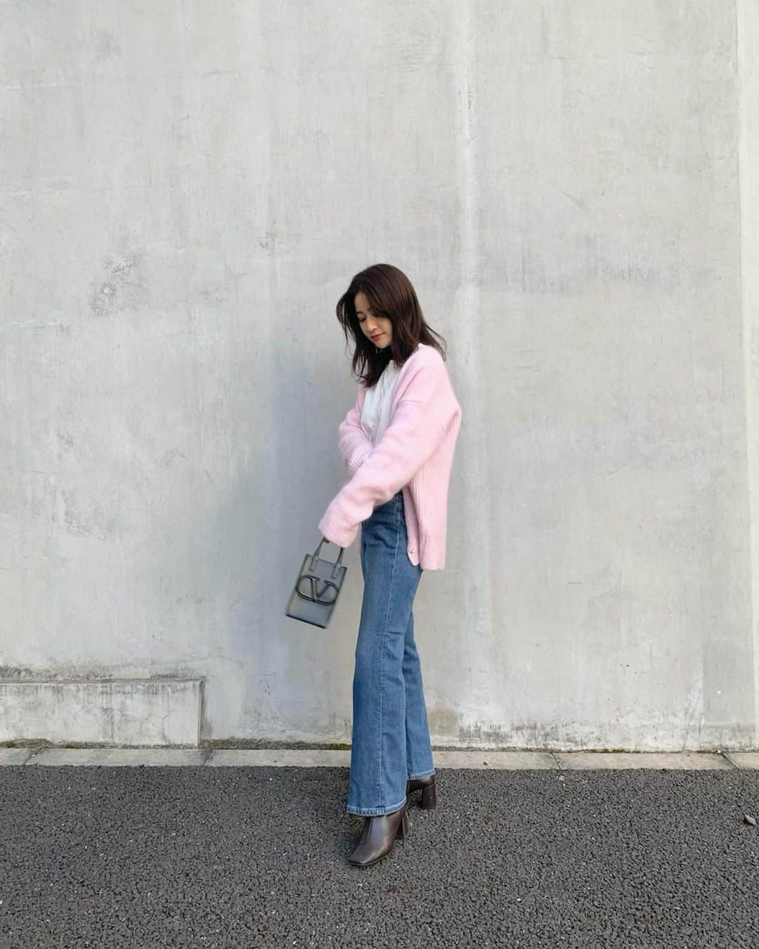 中瀬古ゆきなさんのインスタグラム写真 - (中瀬古ゆきなInstagram)「春が待ち遠しい🌸👖 ・ パステルピンクに薄色デニム、 かわいすぎる。。👦💕 この組み合わせ、沢山したいです✨ ・ まだ寒いのでこれにアウター羽織っていましたが もう春色しか着たくない♡と思うこの頃ですw お洋服は全てタグづけしています〜🙏 ユニクロのロンTはmen'sのヒートテックのM。 とにかく大活躍するのでとってもおすすめ✌️ ・ #fashion #code #coordinate #ootd #outfit #denim #healthydenim #seadsmara #uniqlo #春服 #春コーデ」2月8日 21時40分 - yuch1129