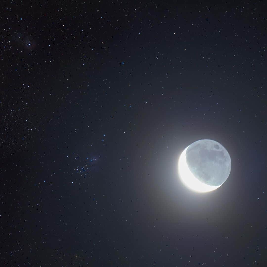 KAGAYAさんのインスタグラム写真 - (KAGAYAInstagram)「天の川の中の月。 本日、夜明け前に昇った地球照を抱いた月です。 今朝はちょうど天の川の中に月がありましたので、銀河の中の星雲や星団も一緒に撮影してみました。 月の左に干潟星雲（M8）、写真左上に三列星雲（M20）が淡く写っています。 今日もお疲れさまでした。  撮影データ カメラ：ソニー α7R IV レンズ：シグマAPO 200-500mm F2.8 露出65秒 F2.8 ISO100 赤道儀にて追尾 明度差のある対象ですが、この写真はHDR合成なしの一枚撮りです。flat、dark、biasも使っていません。 α7R IVのダイナミックレンジの広さとシグマのレンズの逆光耐性に改めて驚かされました。  #星空  #sonyalpha #α7riv」2月8日 21時41分 - kagaya11949