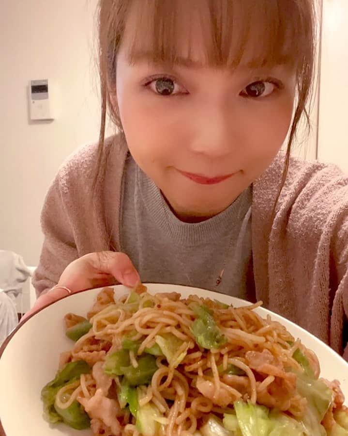 茜結のインスタグラム：「焼きそば作った💗  ○○たんの為に作ったから食べて❣️  【○に自分の名前入れて読んで】笑  #茜結#グラビア#グラドル #女優#役者#ナレーター#youtuber #youtuber好きな人と繋がりたい #youtubechannel #可愛い女の子 #大人可愛い #綺麗になりたい #低身長 #シングルマザー #綺麗なお姉さん #熟女 #カメラマンさんと繋がりたい #撮影モデル #撮影 #cute #beautiful #水着 people #お洒落さんと繋がりたい #お洒落 #可愛くなりたい #可愛い女の子 #可愛い子と繋がりたい #美少女 #美魔女」