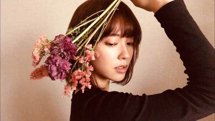 小向なるさんのインスタグラム写真 - (小向なるInstagram)「プレゼントで頂いたお花をドライフラワーに。💐 素敵なお花。 嬉しい。  #花 #flower #ドライフラワー」2月8日 21時44分 - naru.komkai