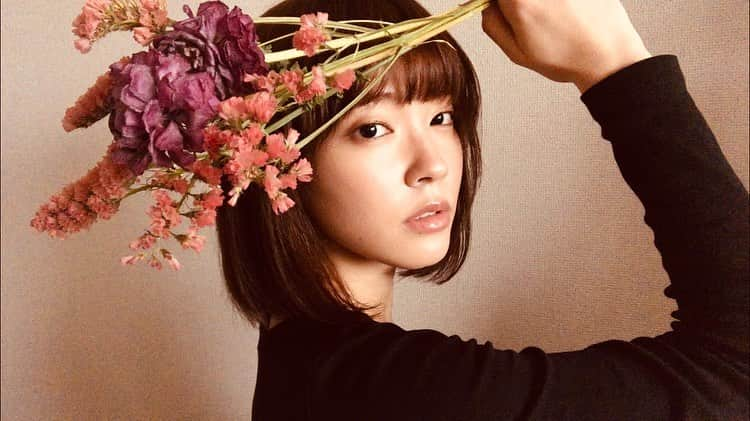 小向なるさんのインスタグラム写真 - (小向なるInstagram)「プレゼントで頂いたお花をドライフラワーに。💐 素敵なお花。 嬉しい。  #花 #flower #ドライフラワー」2月8日 21時44分 - naru.komkai