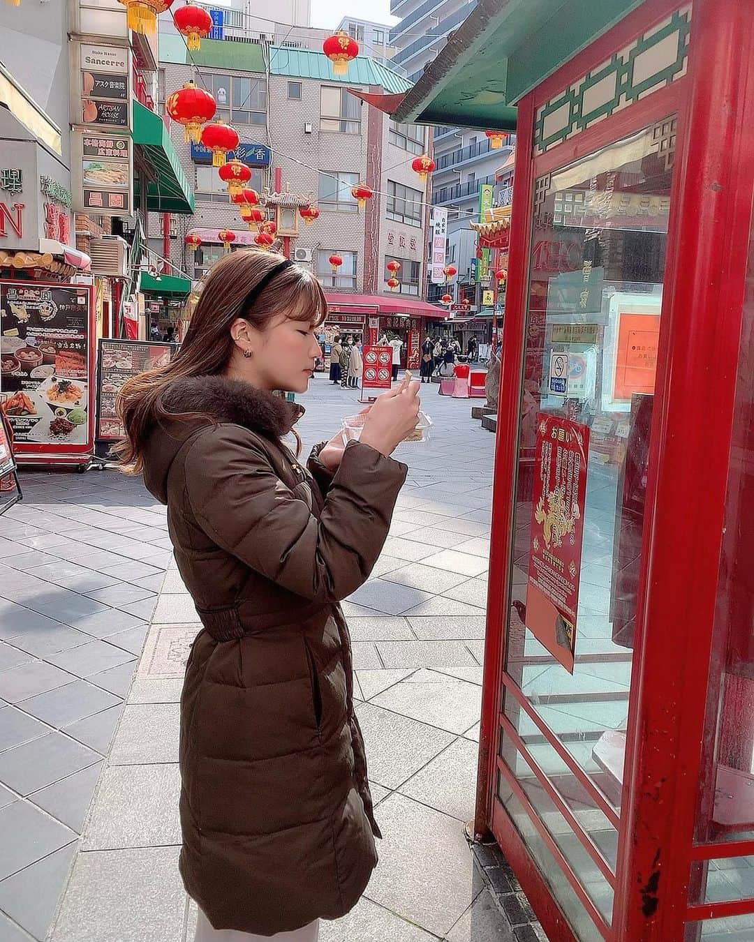 古賀文沙さんのインスタグラム写真 - (古賀文沙Instagram)「・ ・ ・  いつかのお仕事帰り  外のベンチで食べる中華 うんまいです🥟  ・ ・ ・  #神戸グルメ  #元町中華街」2月8日 21時55分 - ayasa_koga