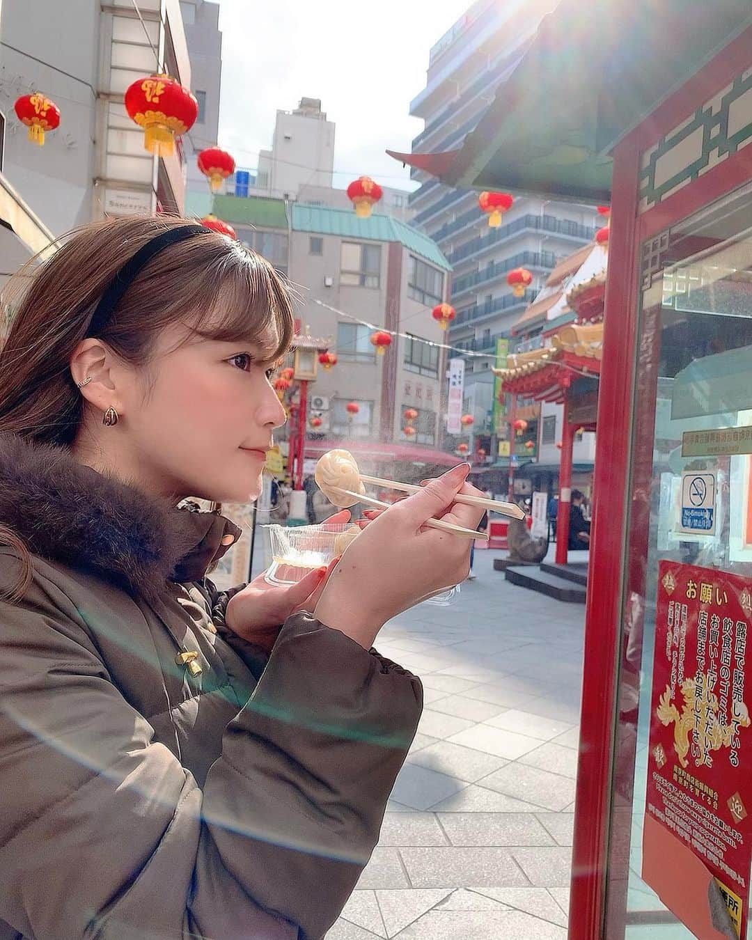古賀文沙のインスタグラム：「・ ・ ・  いつかのお仕事帰り  外のベンチで食べる中華 うんまいです🥟  ・ ・ ・  #神戸グルメ  #元町中華街」