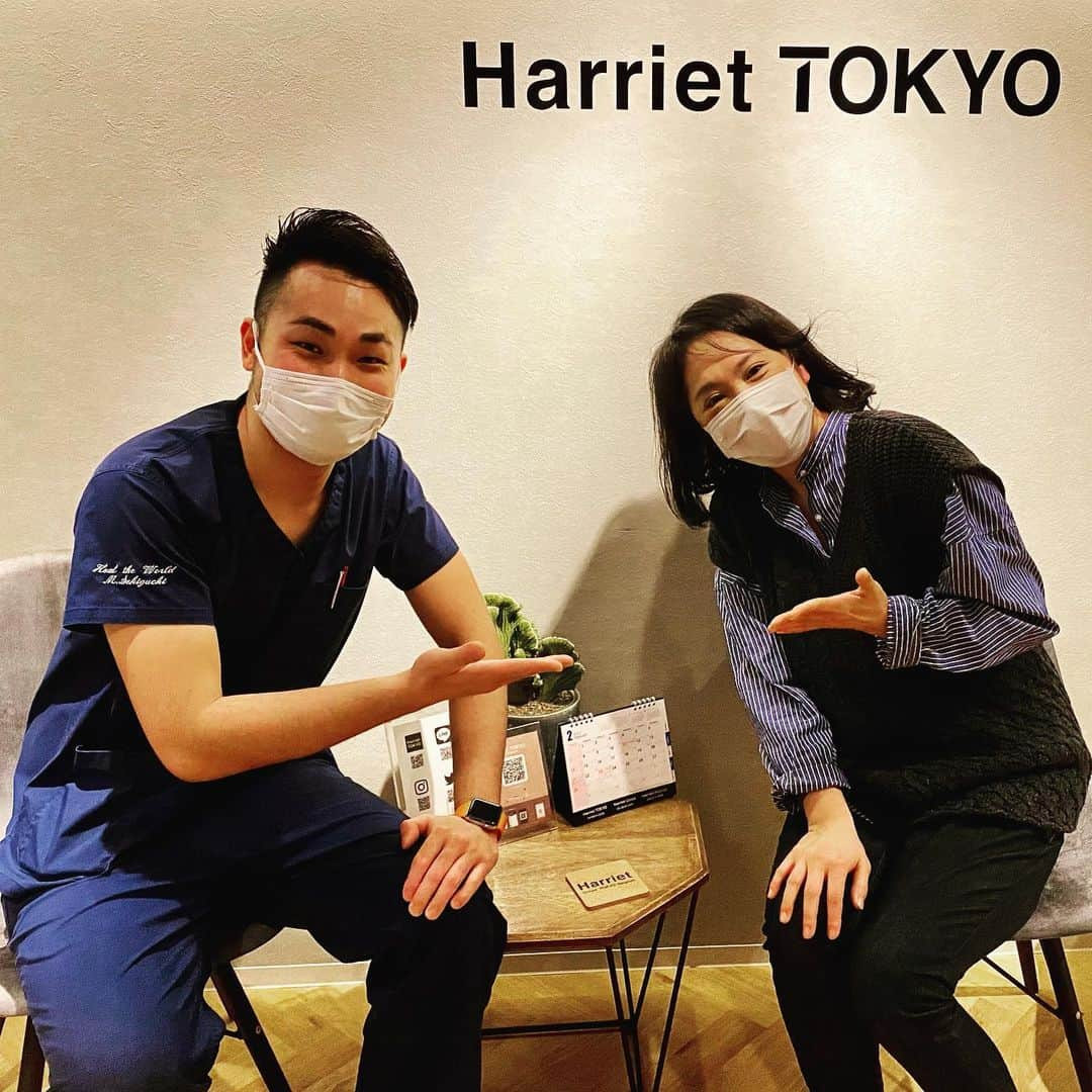 原千晶さんのインスタグラム写真 - (原千晶Instagram)「本日 ずっと行ってみたかった HarrietTOKYOさんにて 月曜断食の著者でもある関口賢 先生の施術を受けさせて 頂いてきました。  去年3月2日よりスタートした 月曜断食。 子宮がんの治療後 自分を甘やかしてきた結果 体重は人生MAX 68kg〜70kg近くまで 増えてしまい 明らかな激太り💦  月曜断食に出会うまで約10年 ダイエットあれこれ試しては 挫折の繰り返しで 痩せる事は正直諦めてました、、、  でも、心の中では このままじゃ嫌だと 自分を責める日々。自己嫌悪の 塊でした。  去年の3月31日で 所属事務所を退所したのですが 残りの1ヶ月死ぬ気で頑張ってみようと3月2日(月)から 月曜断食を始めました。  断食の経験は少しありましたが、やはり最初は慣れなくて お腹空いて辛かった けど、そこは決意が何とか 勝って  土日の美食日にも救われて そして何より 結果がどんどん付いてくる❗️ モチベーションがぐんぐん 上がる⤴️⤴️  お腹空いた状態で眠る事の 大切さ 毎日体重を測り、今の自分をしっかり把握する事の大切さ そして 続けることの大切さ  沢山の大切を教えてくれた 月曜断食。  去年10月28日に 56.2kgを記録して 念願のマイナス10kgを 達成しました‼️ (スタート時66.6kg)  ここ4ヶ月ほど 57〜58kg台を推移していて 減りもせず増えもせず (2度と60kg台にはならないように！)  そんな中 HarrietTOKYOさんで 関口先生の施術を受けられる 事になり  全身を診て頂いたら 私は、気滞と血瘀がMIX されたタイプでした。 気が滞り、血流悪くなり、代謝が下がるという悪循環 思い当たる節だらけでした。  丁寧に身体をほぐして頂き、 各ツボにお灸と鍼を打って もらって、 一気に身体が温まり 血流が上がったのを感じられるほどでした。 寒い中汗を掻きながら歩いたのは驚きでした‼️  改めて 全ての流れって大切であり 温活して、体温上げて 免疫上げて 代謝UP！目指したいと 思いました。  ここ何ヶ月も停滞してた体重や体脂肪、まだまだ諦めずに 月曜断食続けて いつか夢の52kgを目指したいな✨  これからもHarrietTOKYOさん 通わせて頂き、体質改善 しながら、しっかり月曜断食 続けていきます‼️  関口先生 本当にありがとうございました  #月曜断食  #harriettokyo  #関口賢先生  #千葉の話で盛り上がりました #私より10歳も若い先生」2月8日 21時54分 - seribukristal