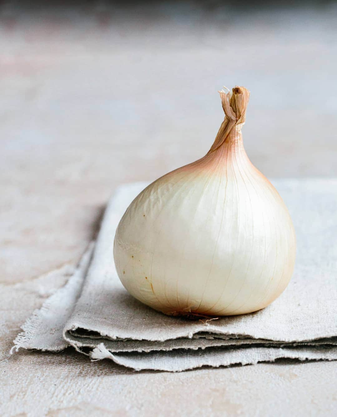 pinimariniのインスタグラム：「Ich habe eine Zwiebel fotografiert. Und wer mich kennt, der weiß, wie unfassbar das eigentlich ist 🙈 Aber die Schönheit liegt eben auch manchmal dort, wo man sie nicht vermutet...  Danke Ulla @killing_pepper dafür ❤️ . #Zwiebel #zwiebellook #mirkommendietränen #natural #naturpur #simplejoys」