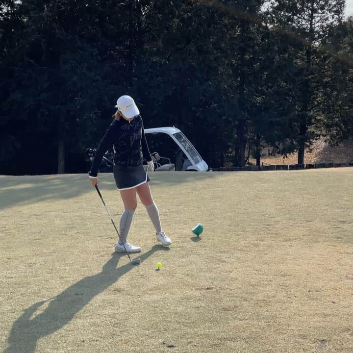 楠本彩乃 のインスタグラム：「. 風の日のゴルフほんと苦手🏌️‍♀️⛳️ . #golf #golfswing  #golfer #ゴルフ #ゴルフ女子 #ゴルフスイング #ゴルファー #ゴルフ練習 #あやゴル #ゴルフ場 #골프  #女子ゴルファー #デサントゴルフ #골프스윙 #富岡倶楽部」