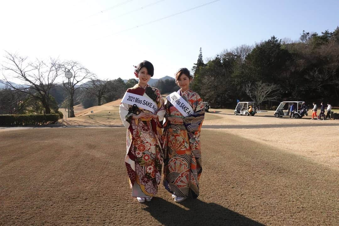 KAGAWACHIHOのインスタグラム：「𝐺𝑂𝐿𝐹 ⛳️× 𝑆𝐴𝐾𝐸 🍶  2月6日土曜日と7日日曜日に #岐阜稲口ゴルフ倶楽部 ⛳️様にて 日本酒の利き酒イベントがありました🌸  愛知県の4つの酒蔵の5種類 岐阜県の5つの酒蔵の7種類 三重県の4つの酒蔵の6種類  なんと全部で18種類の日本酒を 一度に利き酒できてしまう豪華な会でした✨ 日本酒を使った蜜柑のリキュール🍊も用意され 全部で19種類のお酒を皆様堪能されたようです👏  「どの日本酒がおすすめなの？」 「ぼく、このお酒好きだわぁ〜」 「日本酒ってこんなに美味しかったっけ！」 などなど様々な質問や感想が飛び交い とても楽しくそして濃い時間となりました😊💕  #稲口ゴルフ倶楽部 様ありがとうございました⛳️  まずは初日の様子をチラ見せ👀💕 ２日目の様子やお酒の写真も詳しく載せますね🎞✨  #利き酒#日本酒#清酒#タグラム#ポン酒#日本酒女子#日本酒好きな人と繋がりたい#ゴルフ好きな人と繋がりたい  #ミス日本酒#ミス日本酒愛知#ミスSAKE#ミスSAKE愛知 #japanesegirl#sawadashuzo#japaneseculture#japan #misssake#misssakeaich#sake#japanese#japan#golf#inaguchigolfclub#gifu#aich#mie#golfstagram#kimono」