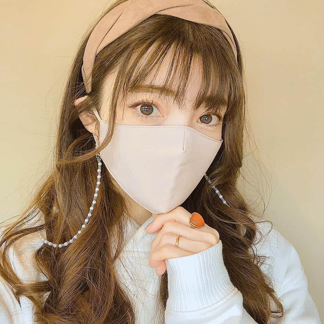 今吉めぐみさんのインスタグラム写真 - (今吉めぐみInstagram)「#mask﻿  ﻿ くすみカラーのベージュのマスクいいなぁ﻿ と思ってて﻿ いい感じのくすみ感あるベージュマスクget❤️﻿ ﻿ @andrabbit_official さんの🐰🤍﻿ https://andrabbit.theshop.jp/﻿ ﻿ ﻿ 一日中つけてても耳も鼻も痛くないし﻿ 3日で届いた📮﻿ 早くて優秀するぎる〜👏﻿ ﻿ ﻿ #andrabbit #マスク女子 #マスク通販#淡色女子 #マスク販売」2月8日 21時48分 - megu813