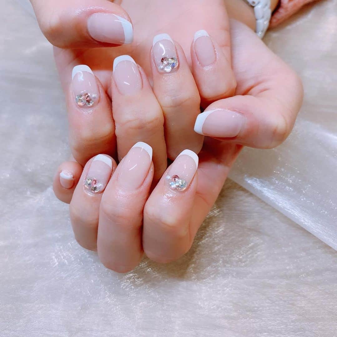 坂之下侑子のインスタグラム：「#最近のネイル💅 #フレンチが #マイブーム #記録用 #見せたいから #更新 #ゴルフも #アップするので #待っててください #gn♡ #🤍🤍🤍」
