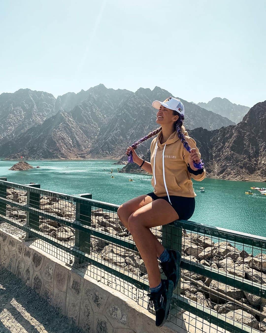 エイミー・ウィラートンのインスタグラム：「Well my purple ‘spirit of adventure’ hair and I committed to an entire weekend of one another and @visit.hatta lived up to the hype !! For those who haven’t heard of it #hatta is about 90 mins drive from #dubai but it’s worlds away! Full of mountains , nature , adventure and the remaining echoes of our zorbing screams 😆」