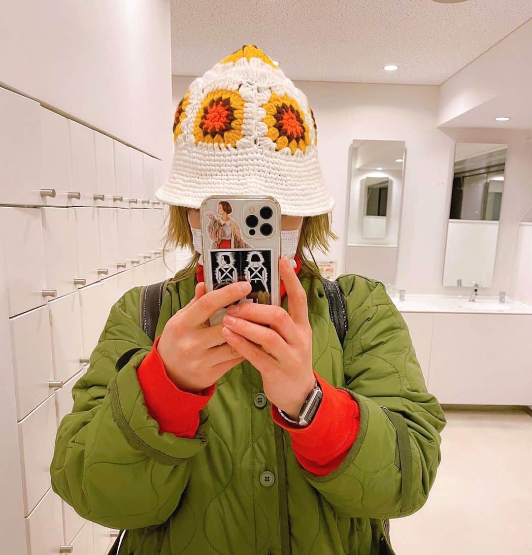 和田美枝のインスタグラム：「帽子が好きすぎて👒  ご機嫌なの仲間入り👒  #帽子のコレクション #増やしたいし #作りたいし #編めるようにもなりたいし #帽子愛 #WONDERWOO」