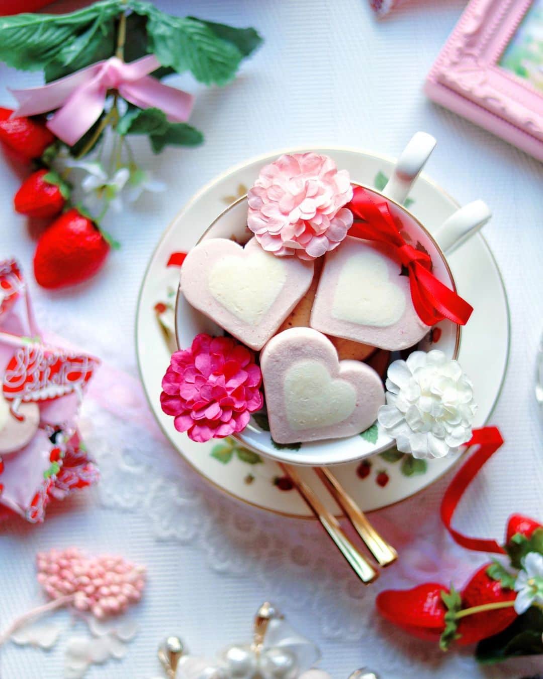 のインスタグラム：「♡  ♡ゆいこのSweetSweetHome♡ . .  本日のお写真はあべのハルカスさんで出会った 《イチゴショップ by FRANCAIS》さんの ハートの形が可愛らしい2色のベイクドショコラ🍓💕 （@francais_official_） . .  いちご牛乳パック風のかわいいパッケージにサプライズ好き心をくすぐられていっぱい購入しちゃいました😍✨ 一つ一つが個別包装になっているのでちょこっとお礼チョコをいっぱいしたい勢の私にとっても有難い😭✨ 重ねたティーカップの上にのせて撮ってみたよ💖∩^ω^∩ 袋を開けてみたらローズの香りといちごの香りがぶわっと部屋中に広がってびっくり⭐️食べてみるとほろほろ優し〜い食感でとってもsweetなスイーツでした☕️✨ パッケージも中身もpopでcuteなので毎年バレンタインさせてくれる知人の小さなプリンセスたちへ献上します💖👸💖びっくり喜んでくれるといいなぁ☺️💕 . .  🍓イチゴショップbyFRANÇAIS🍓 場所：あべのハルカス近鉄本店　ウイング館９ 期間：2021年1月19日（火）～2月14日（日） . ♡*:♡*:♡*:♡*:♡*:♡*:♡*:♡*:♡ . 世界は色鮮やかにきらめいて ときめきに溢れてる♡☆*:.｡. .  . #イチゴショップ#フランセ#イチゴミルクベイクドショコラ#近鉄百貨店#あべのハルカス#FRANCAIS#お家スイーツ#お家時間の過ごし方#お家撮り#ハートスイーツ#手土産スイーツ#いちごスイーツ#いちごクッキー#いちごアンバサダー#イチゴスイーツ専門店#いちごスイーツ専門店#勝手にホワイトデー大使#ピンク大好き#リボン大好き#お花大好き#レース大好き#インスタグルメアワード2021#trevary#キラプリ#キラキラプリンセス」