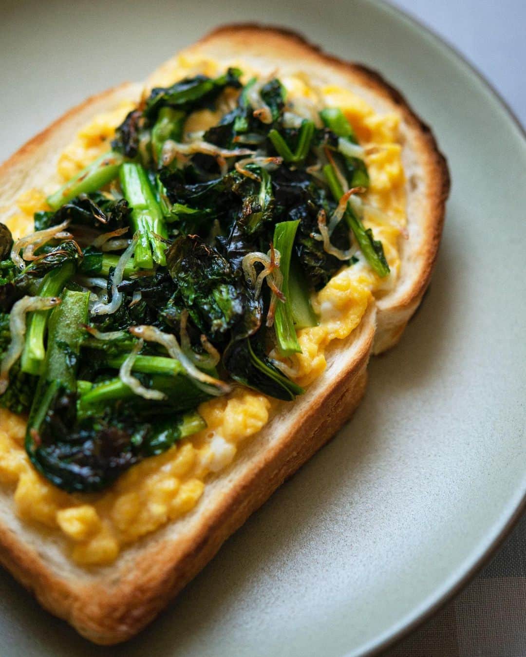 Hanako公式さんのインスタグラム写真 - (Hanako公式Instagram)「「しらすと菜の花の卵トースト」で免疫力をあげる朝食を🥪  【材料（1人分）】 ・食パン（6枚切り）：1枚 ・しらす：10g ・菜の花:30g（1/4束） ・卵：1個 ・牛乳：大さじ1 Aマヨネーズ：小さじ2 A練り辛子：小さじ1/3〜1/2 ・塩：少々 ・バター：5g ・オリーブ油：小さじ1  【作り方】 1.菜の花は、太い茎があれば縦に切り込みを入れ、3センチの長さに切る。卵は牛乳、塩を加えて混ぜる。Aを合わせる。 2フライパンにオリーブ油を中火で熱し、菜の花としらすを炒め、菜の花がしんなりしたら取り出す。同じフライパンにバターを弱火で熱し、卵を流し入れて大きく混ぜ、半熟の状態で取り出す。 3.食パンにAを塗り、卵をひろげ、しらすと菜の花をのせる。トースターでパンに焼き色がつくまで焼く。  【免疫力アップ食材】 ビタミンDが豊富な青魚🐟 サバ、アジ、イワシなどの青魚はきのこと同じくビタ ミン D が豊富。しかし朝から焼き魚はハードルが高く、 満腹にもなりやすいため、イワシの稚魚であるしらす がおすすめ。白米にはもちろん、トーストやスープな ど洋食アレンジも利きやすい食材です。  ●Navigator 齋藤菜々子／料理家・国際中医薬膳師。「今日からできるおうち薬膳」をモットーに身近な食材を使った作りやすいレシピにこだわり、家庭で毎日実践できる薬膳を提案。  【Hanak1193_ときめく！スイーツ大賞2021】﻿ #Hanako #Hanako_magazine #おうち時間 #おこもり #日々の暮らしを楽しむ #丁寧な暮らし #おうちカフェ #コーヒーのある暮らし #おやつの時間 #おうちごはん #部屋作り #シンプルな暮らし #朝食レシピ #モーニングルーティーン #ごはんのおとも #しらすトースト  #photoby_JunNakagawa」2月8日 21時56分 - hanako_magazine